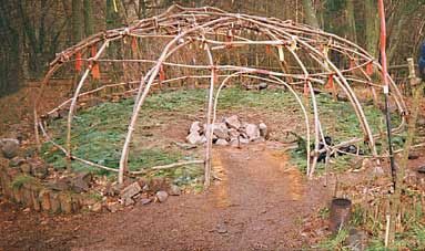 Kennenlernrunde & Aufbau der Schwitzhütte